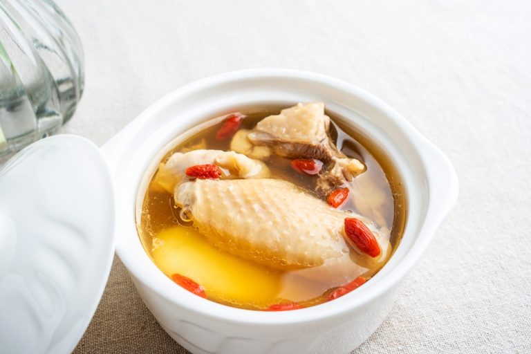 7種冬天露營菜單常見的湯品:紅棗枸杞雞湯