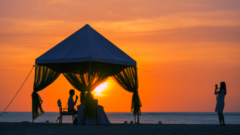 海邊晚霞中客廳帳的剪影