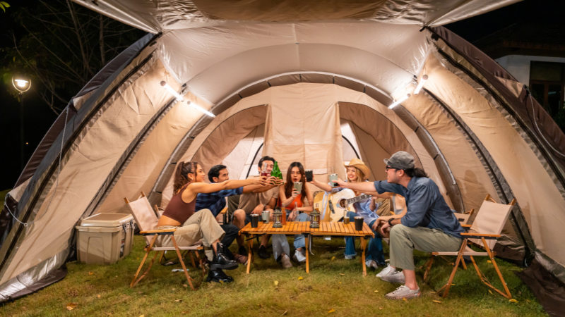 三五好友一起在客廳帳裡聚會