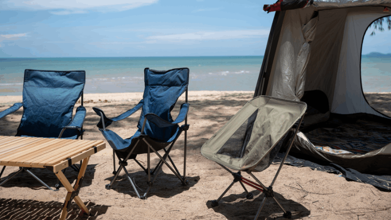 沙灘上的月亮椅