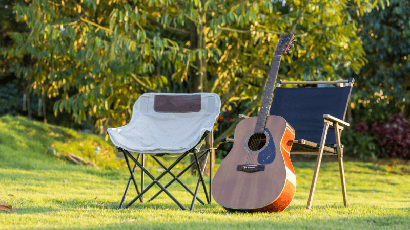 草皮上的月亮椅