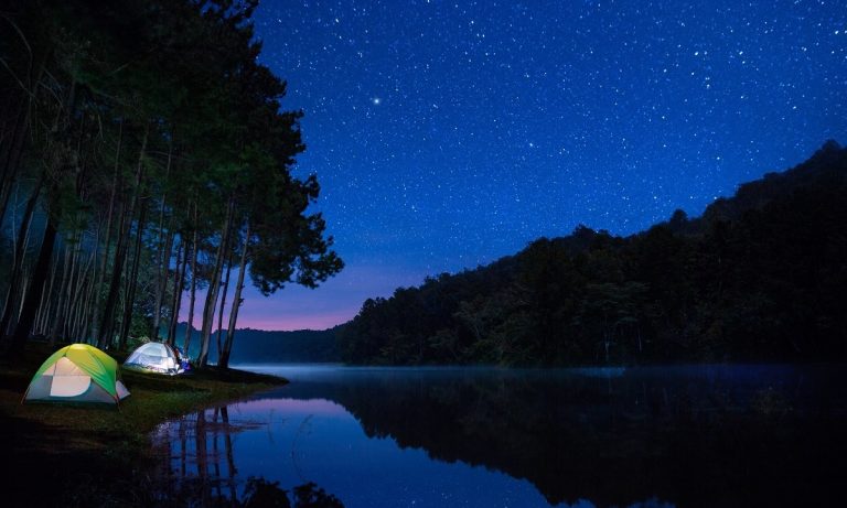 在河邊的露營,可以欣賞星星